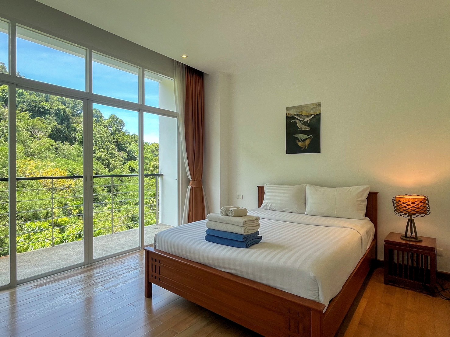One-bedroom apartment with mountain view
